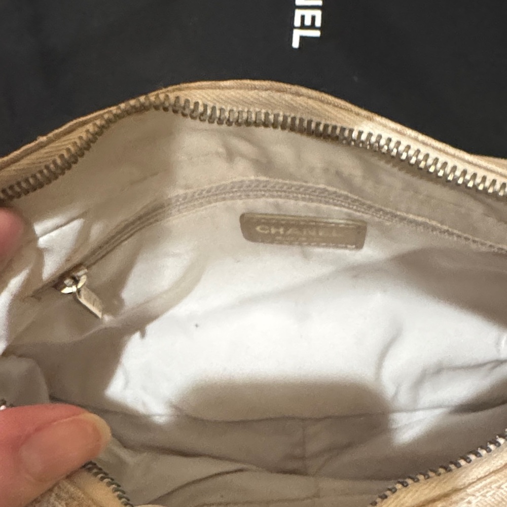 CHANEL Elegant Shoulder Bag - Picture 8 of 16